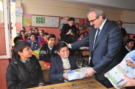 Vali Karaloğlu, Ücretsiz Sbs Kurslarına Katılan Öğrencilerden Başarı Sözü Aldı