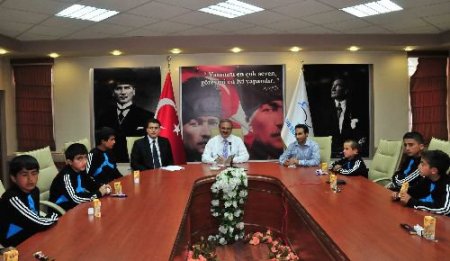 Vali Karaloğlu Başarılı Öğrencilere Jest Yaptı