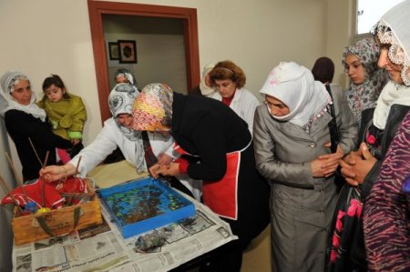 Vali Karaloğlu'nun eşi, ÇOGEM'e gelen çocuklarla türkü söyledi, ebru yaptı