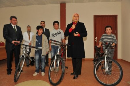 Vali Karaloğlu'nun eşi, ÇOGEM'e gelen çocuklarla türkü söyledi, ebru yaptı