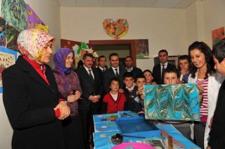 Vali Karaloğlu'nun eşi, ÇOGEM'e gelen çocuklarla türkü söyledi, ebru yaptı