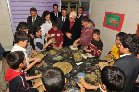 Vali Karaloğlu'nun eşi, ÇOGEM'e gelen çocuklarla türkü söyledi, ebru yaptı