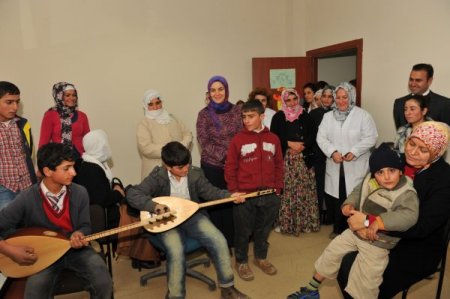 Vali Karaloğlu'nun eşi, ÇOGEM'e gelen çocuklarla türkü söyledi, ebru yaptı