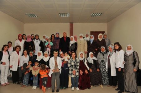 Vali Karaloğlu'nun eşi, ÇOGEM'e gelen çocuklarla türkü söyledi, ebru yaptı