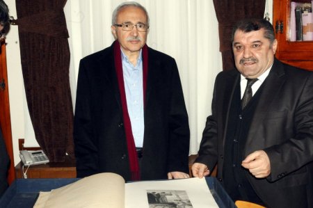 Vali Kemelek Ziyabey Yazma Eserler Kütüphanesi'ni gezdi