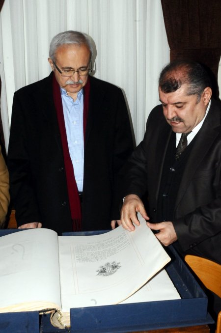 Vali Kemelek Ziyabey Yazma Eserler Kütüphanesi'ni gezdi