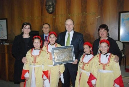 Vali Kılıçlar, Dünya Çocuklarını Ağırladı