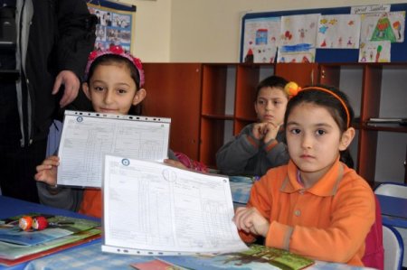 Vali Kılıçlar'dan Çocuklara Karne Hediyesi