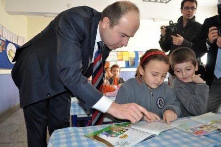 Vali Kılıçlar'dan Çocuklara Karne Hediyesi