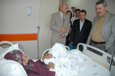 Vali Kıraç bayram öncesi hastanede yatanları ziyaret etti