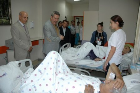 Vali Kıraç bayram öncesi hastanede yatanları ziyaret etti