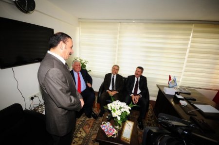 Vali Kıraç ve Başkan Kocaoğlu Kemeraltı Derneği'ni ziyaret etti