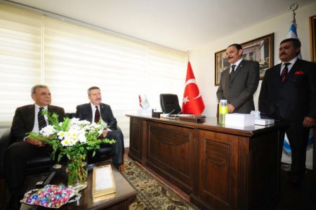 Vali Kıraç ve Başkan Kocaoğlu Kemeraltı Derneği'ni ziyaret etti