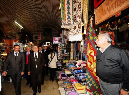 Vali Kıraç ve Başkan Kocaoğlu Kemeraltı Derneği'ni ziyaret etti