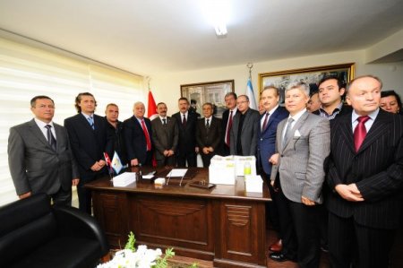 Vali Kıraç ve Başkan Kocaoğlu Kemeraltı Derneği'ni ziyaret etti