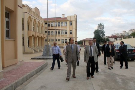 Vali Kızılcık, tadilattaki okulları yerinde denetledi