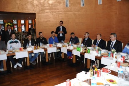 Vali Kızılcık, Trabzon İPA Polis Salon Futbol Takımı'nı kutladı