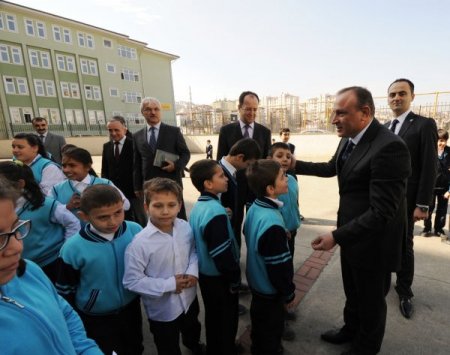 Vali Kızılcık: Çocuklarımızı çağın gereklerine göre yetiştirmeliyiz