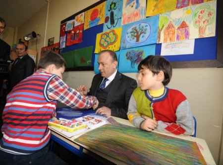 Vali Kızılcık: Çocuklarımızı çağın gereklerine göre yetiştirmeliyiz