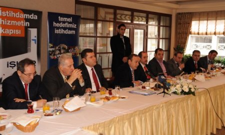 Vali Kızılcık: İşsizler masa başı iş istiyor