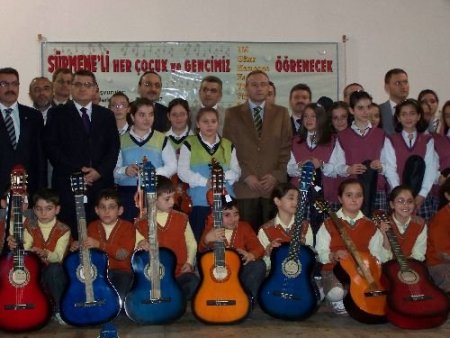 Vali Kızılcık Sürmene'de Çocuklara Müzik Enstrümanı Dağıttı