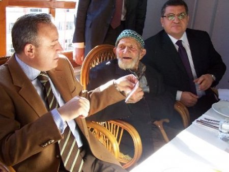 Vali Kızılcık Sürmene'de Çocuklara Müzik Enstrümanı Dağıttı