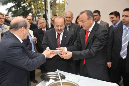 Vali Kızılcık Vatandaşlara Aşure Dağıttı