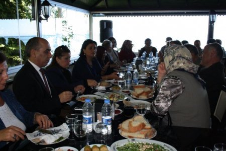 Vali Kızılcık'ın eşi şehit aileleri ve gazilerle yemekte buluştu