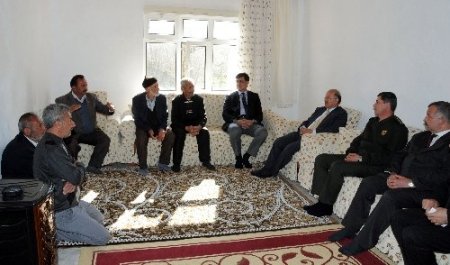 Vali Kolat, çadırda zehirlenen aileye taziyede bulundu