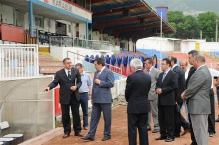Vali Küçük, Karabük Dr. Necmettin Şeyhoğlu Stadyumu'nda İncelemelerde Bulundu