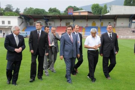 Vali Küçük, Karabük Dr. Necmettin Şeyhoğlu Stadyumu'nda İncelemelerde Bulundu