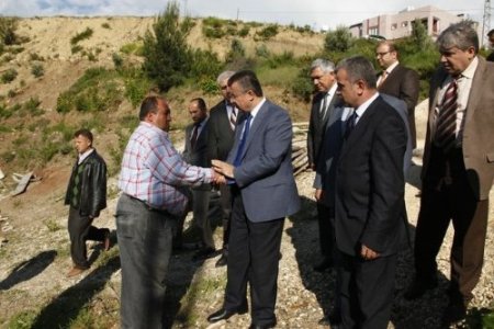 Vali Lekesiz, kazada hayatını kaybeden öğrencilerin ailelerini ziyaret etti