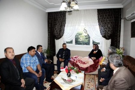 Vali Lekesiz, kazada hayatını kaybeden öğrencilerin ailelerini ziyaret etti