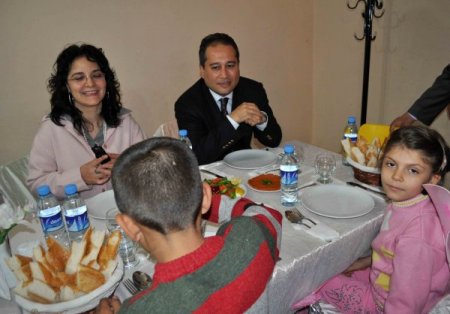 Vali Lekesiz, Kimsesiz Çocuklarla Yeni Yıl Yemeği Yedi