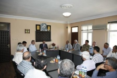 Vali Lekesiz, Kırıkhan'da esnaf odalarının temsilcileriyle bir araya geldi