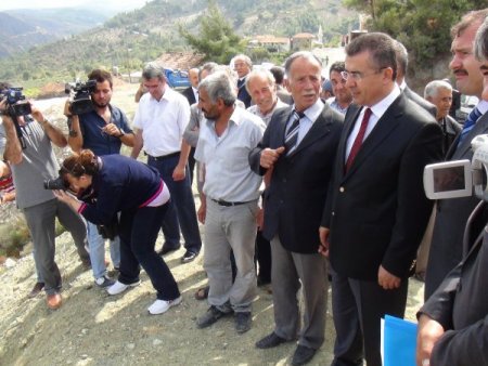 Vali Lekesiz, yangın tehdidinde bulunan köyleri gezdi