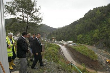 Vali Lekesiz Karaçay Barajı'ndaki çalışmaları denetledi