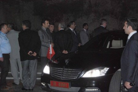 Vali Lekesiz: Patlamadaki hedef askerin servis aracıydı