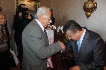 Vali Lekesiz: Yaşlılarımız yalnız kalmamalı