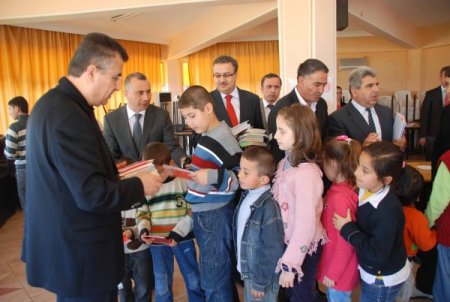 Vali Lekesiz'den Vanlı Depremzedelere Çamaşır Makinesi