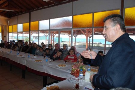 Vali Lekesiz'den Vanlı Depremzedelere Çamaşır Makinesi