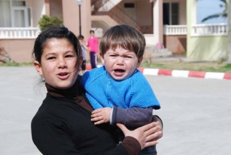 Vali Lekesiz'den Vanlı Depremzedelere Çamaşır Makinesi