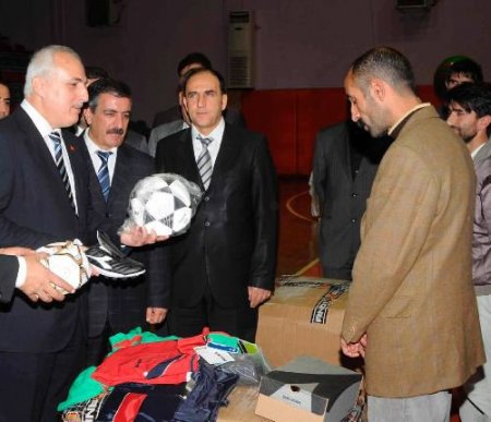 Vali Mutlu, Amatör Sporculara Malzeme Dağıttı