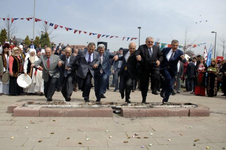Vali Mutlu, Nevruz'da Türkmen ekibiyle halay çekti