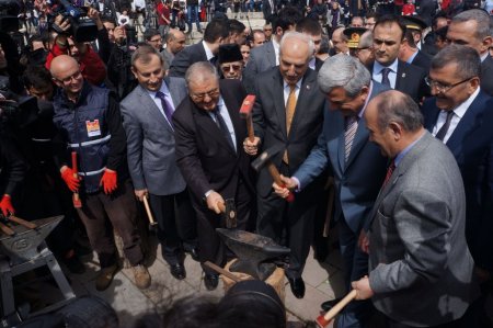 Vali Mutlu, Nevruz'da Türkmen ekibiyle halay çekti