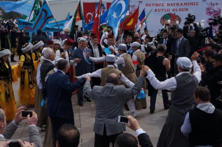 Vali Mutlu, Nevruz'da Türkmen ekibiyle halay çekti