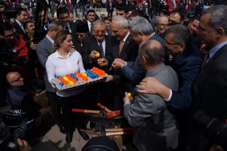 Vali Mutlu, Nevruz'da Türkmen ekibiyle halay çekti