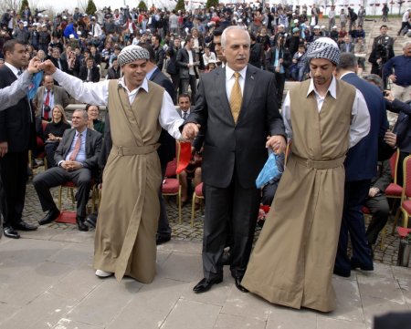 Vali Mutlu, Nevruz'da Türkmen ekibiyle halay çekti