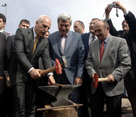 Vali Mutlu, Nevruz'da Türkmen ekibiyle halay çekti