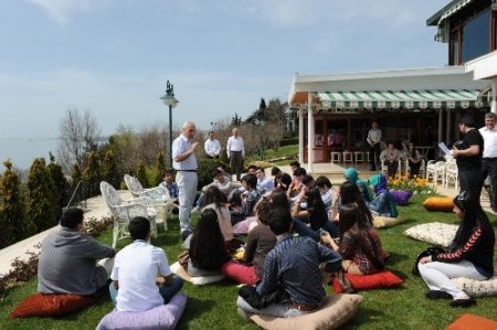 Vali Mutlu, Twitter’daki takipçileriyle bir araya geldi